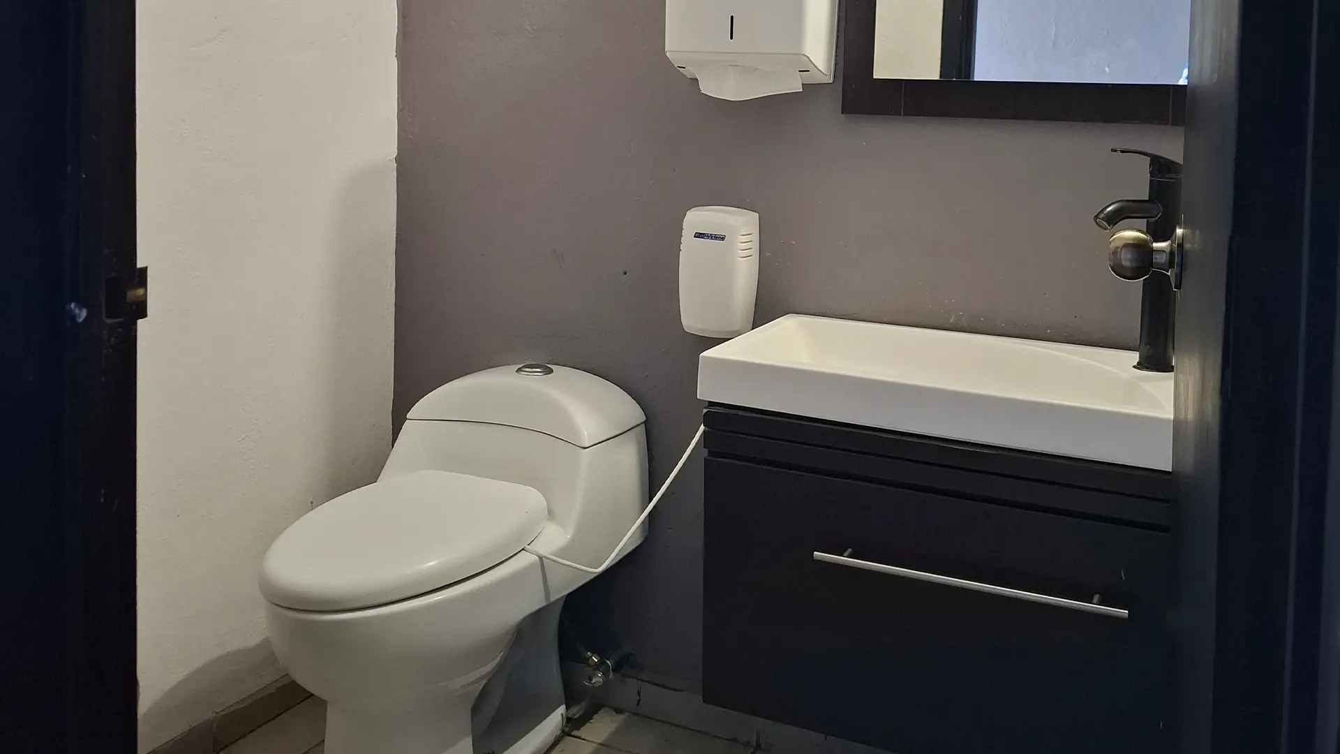Sanitario disponible en las instalaciones de la funeraria