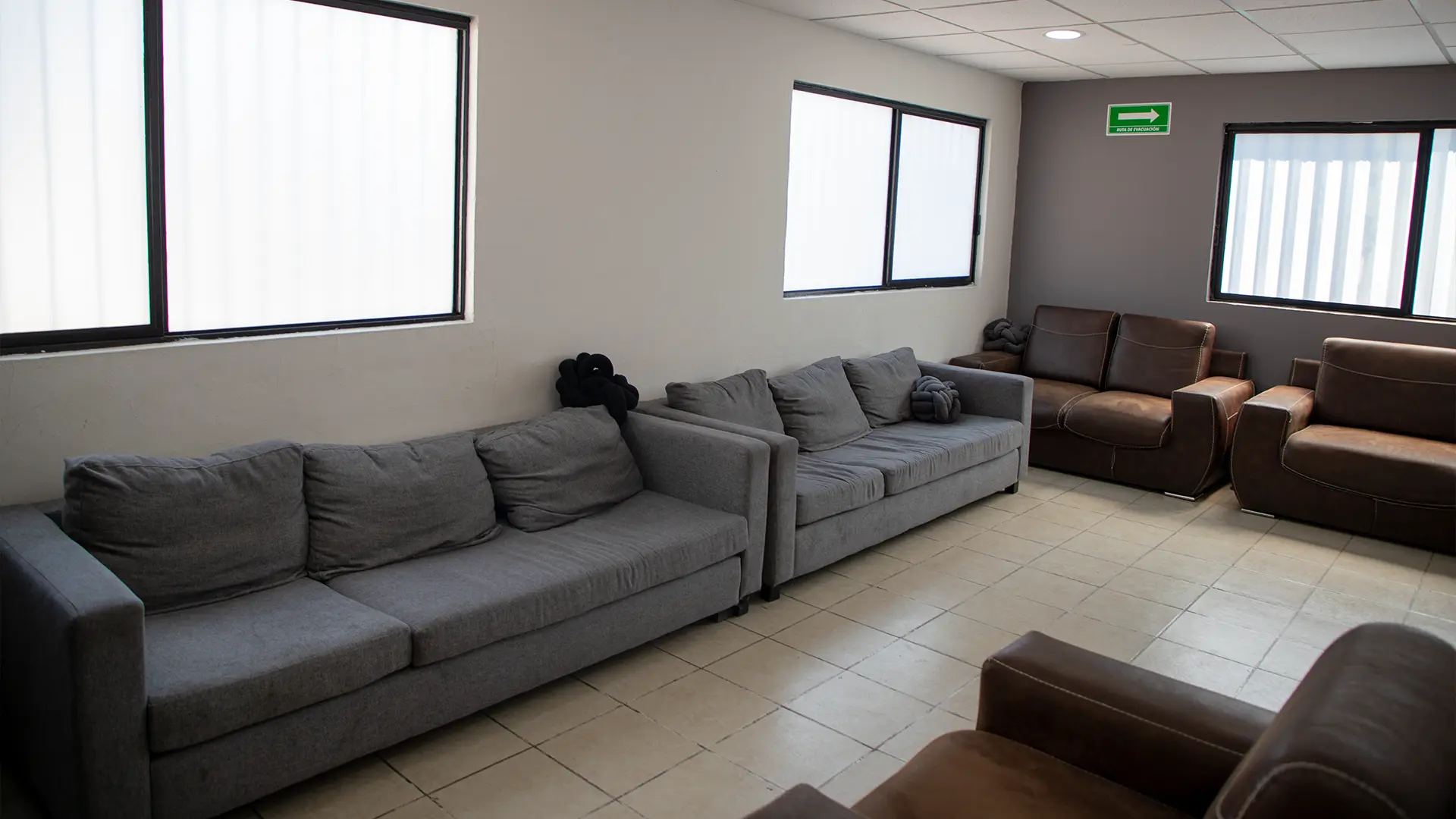 Área de estancia de la sala con sillones y sofás